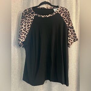Worn once
 black t shirt with leopard print collar and sleeves